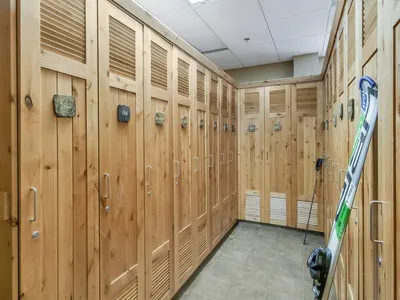 Ski and snowboard storage lockers