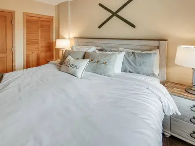 King bedroom with ski decor